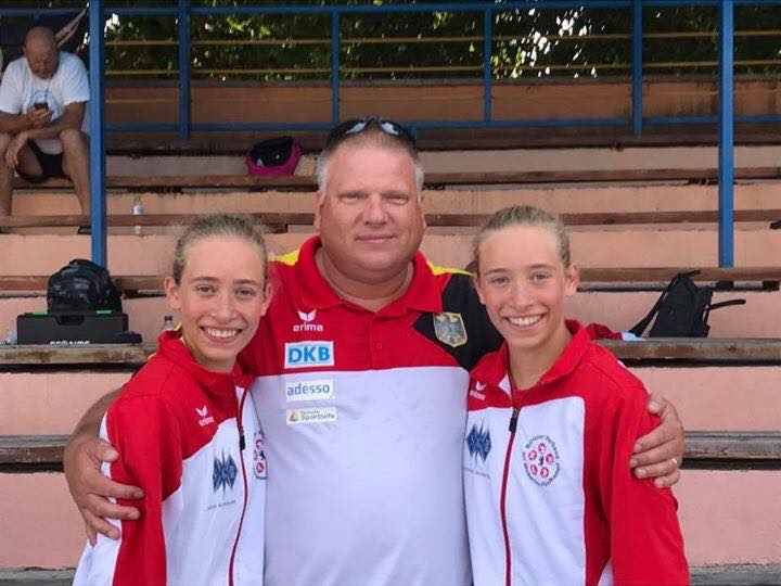 U17 EM Bulgarien Charlotte und Julie Walser mit Trainer Robert Trapp